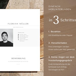 以下が含まれることがあります： 真剣な表情の男性の白黒写真。ページの上部に「FLORIAN M&Uuml;LLER」というテキストがあります。ページの下部に「BEWERBUNG」というテキストがあります。ページの右側に「EINFACH HERUNTERLADEN in 3 Schritten」というテキストがあります。「EINFACH HERUNTERLADEN in 3 Schritten」というテキストの下に「1. Bezahlen mit Kreditkarte oder Paypal」というテキストがあります。「1. Bezahlen mit Kreditkarte oder Paypal」というテキストの下に「2. Herunterladen Ihre Unterlagen werden Ihnen sofort per Mail gesendet」というテキストがあります。「2. Herunterladen Ihre Unterlagen werden Ihnen sofort per Mail gesendet」というテキストの下に「3. Keine Angst vor dem Vorstellungsgespr&auml;ch Gute Vorbereitung ist der Schl&uuml;ssel zum Erfolg. Sie kriegen es hin!」というテキストがあります。