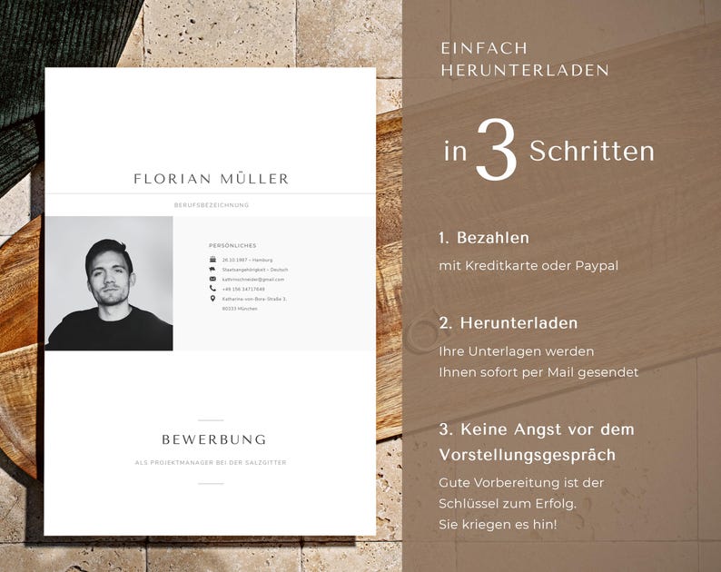 以下が含まれることがあります： 真剣な表情の男性の白黒写真。ページの上部に「FLORIAN M&Uuml;LLER」というテキストがあります。ページの下部に「BEWERBUNG」というテキストがあります。ページの右側に「EINFACH HERUNTERLADEN in 3 Schritten」というテキストがあります。「EINFACH HERUNTERLADEN in 3 Schritten」というテキストの下に「1. Bezahlen mit Kreditkarte oder Paypal」というテキストがあります。「1. Bezahlen mit Kreditkarte oder Paypal」というテキストの下に「2. Herunterladen Ihre Unterlagen werden Ihnen sofort per Mail gesendet」というテキストがあります。「2. Herunterladen Ihre Unterlagen werden Ihnen sofort per Mail gesendet」というテキストの下に「3. Keine Angst vor dem Vorstellungsgespr&auml;ch Gute Vorbereitung ist der Schl&uuml;ssel zum Erfolg. Sie kriegen es hin!」というテキストがあります。