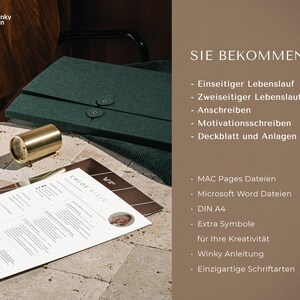 May include: A green folder with a white label that says "Chloe Klein" on it. The folder is on a table with a gold metal object and a white resume. The text on the right side of the image says "Sie Bekommen" and lists the items included in the folder. The items include a one-sided resume, a two-sided resume, a cover letter, a motivation letter, a title page, and attachments. The text also lists the file types included, such as MAC Pages files, Microsoft Word files, DIN A4, extra symbols, a Winky guide, and unique fonts.