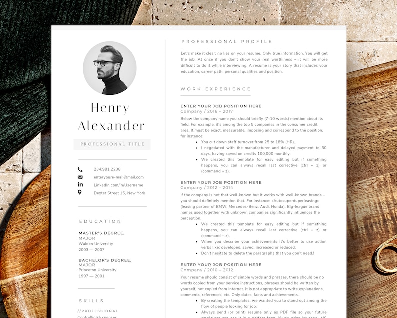Pu&ograve; includere: Un modello di curriculum vitae in bianco e nero con sezioni per il profilo professionale, l'esperienza lavorativa, l'istruzione e le competenze. Il modello include una foto di un uomo con un maglione a collo alto nero e occhiali. Il testo del curriculum vitae &egrave; in un carattere sans-serif.