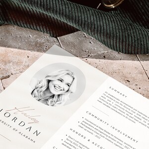 Op de afbeelding: Een cv met de naam "Hailey Jordan" en de Universiteit van Alabama erop gedrukt. Het cv bevat een samenvatting, betrokkenheid bij de gemeenschap en onderscheidingen. Een zwart-witfoto van een lachende vrouw staat in de linkerbovenhoek.