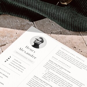 Pu&ograve; includere: Un modello di curriculum vitae in bianco e nero con una foto professionale di un uomo che indossa un maglione a collo alto nero e occhiali. Il curriculum vitae include il nome Henry Alexander, le informazioni di contatto, il titolo professionale, l'esperienza lavorativa e la formazione.