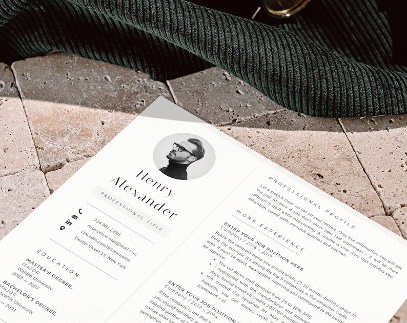 Pu&ograve; includere: Un modello di curriculum vitae in bianco e nero con una foto professionale di un uomo che indossa un maglione a collo alto nero e occhiali. Il curriculum vitae include il nome Henry Alexander, le informazioni di contatto, il titolo professionale, l'esperienza lavorativa e la formazione.