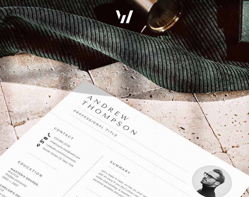 Puede incluir: Un curr&iacute;culum vitae profesional con el nombre "Andrew Thompson" se muestra sobre una superficie texturizada. El curr&iacute;culum incluye informaci&oacute;n de contacto, educaci&oacute;n y una secci&oacute;n de resumen. Un tejido verde oscuro y un objeto dorado est&aacute;n en el fondo.