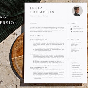 Puede incluir: Una plantilla de curr&iacute;culum vitae blanca con un fondo verde. El curr&iacute;culum es para Julia Thompson e incluye su informaci&oacute;n de contacto, experiencia laboral, educaci&oacute;n y habilidades. El curr&iacute;culum est&aacute; formateado con un dise&ntilde;o profesional y moderno.