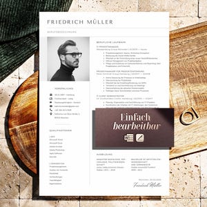 Op de afbeelding: Een professioneel cv met de naam Friedrich Müller bovenaan. Het cv bevat een foto van een man met een bril en vermeldt werkervaring, kwalificaties en opleiding. Een visitekaartje met de tekst "Einfach bearbeitbar" ligt op het cv.