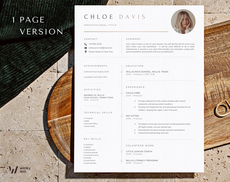 Pode incluir: Um modelo de curr&iacute;culo profissional com o nome "Chloe Davis" no topo. O curr&iacute;culo inclui se&ccedil;&otilde;es para informa&ccedil;&otilde;es de contato, resumo, conquistas, educa&ccedil;&atilde;o, atividades, habilidades t&eacute;cnicas, habilidades-chave, experi&ecirc;ncia e trabalho volunt&aacute;rio. O texto "1 PAGE VERSION" est&aacute; no canto superior esquerdo.