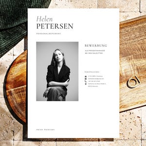 Peut inclure: Un CV en noir et blanc avec le nom "Helen Petersen" en haut. Une photo d'une personne en blazer noir est à gauche. Le CV comprend les coordonnées et le texte "Bewerbung als Projektmanager bei der Salzgitter".