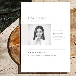 May include: A black and white photo of a woman with a professional headshot for a resume. The text on the page reads "Eva Vogel, Personalreferent, Bewerbung als Projektmanager bei der Salzgitter".