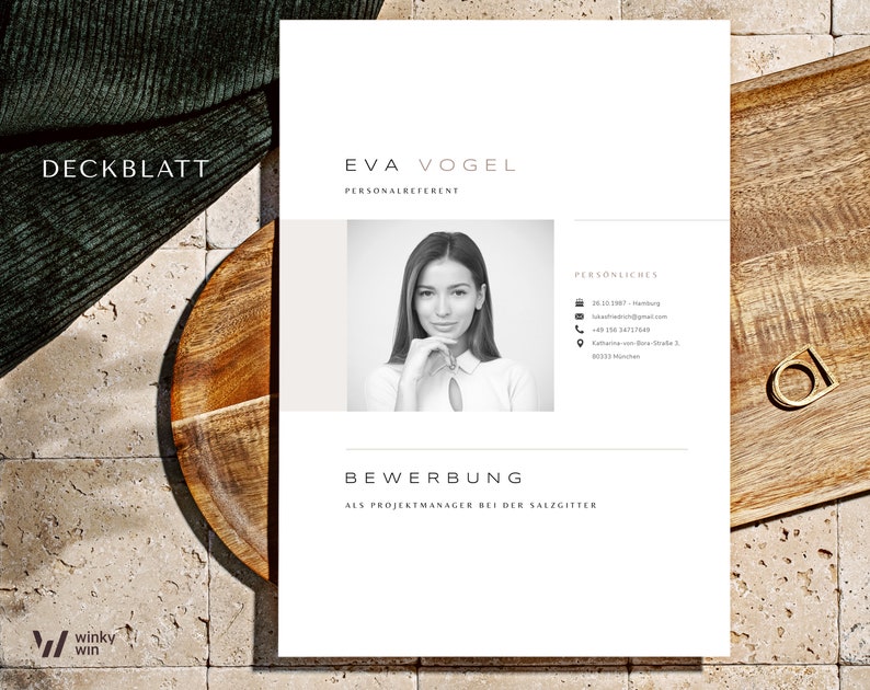 May include: A black and white photo of a woman with a professional headshot for a resume. The text on the page reads "Eva Vogel, Personalreferent, Bewerbung als Projektmanager bei der Salzgitter".