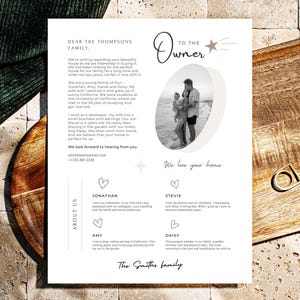 Könnte beinhalten: Ein gedruckter Brief mit dem Text "Dear the Thompsons Family" und "To the Owner". Der Brief enthält ein Schwarz-Weiß-Foto einer Familie am Strand. Der Brief befindet sich auf weißem Hintergrund mit einer Holzoberfläche.