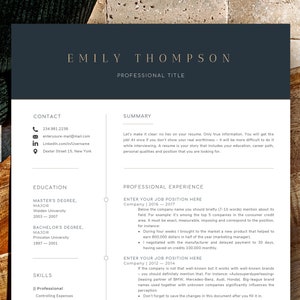 Może przedstawiać: Czarno-biały szablon CV z nazwą Emily Thompson na górze. CV jest podzielone na sekcje dotyczące informacji kontaktowych, podsumowania, wykształcenia, umiejętności i doświadczenia zawodowego. Projekt jest czysty i profesjonalny, co czyni go łatwym do odczytania.