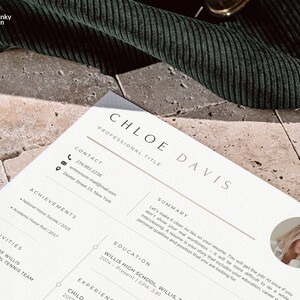 Pode incluir: Um modelo de curr&iacute;culo com o nome "Chloe Davis" no topo. O curr&iacute;culo inclui se&ccedil;&otilde;es para informa&ccedil;&otilde;es de contato, conquistas, atividades, educa&ccedil;&atilde;o e um resumo. O curr&iacute;culo est&aacute; em papel claro com uma foto de uma mulher.