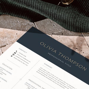 Pode incluir: Um modelo de curr&iacute;culo vitae azul escuro com texto dourado. O curr&iacute;culo &eacute; para Olivia Thompson e inclui se&ccedil;&otilde;es de informa&ccedil;&otilde;es de contato, um resumo, educa&ccedil;&atilde;o e experi&ecirc;ncia profissional.