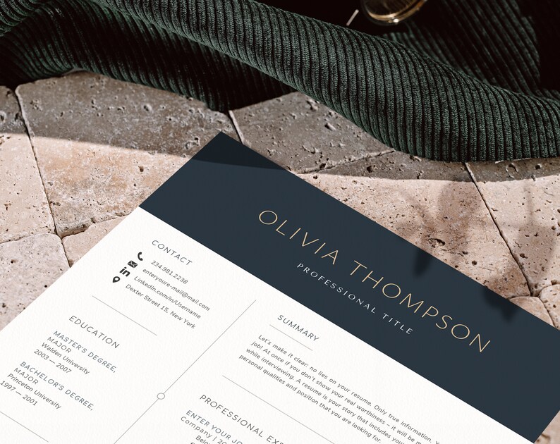Pode incluir: Um modelo de curr&iacute;culo vitae azul escuro com texto dourado. O curr&iacute;culo &eacute; para Olivia Thompson e inclui se&ccedil;&otilde;es de informa&ccedil;&otilde;es de contato, um resumo, educa&ccedil;&atilde;o e experi&ecirc;ncia profissional.
