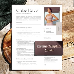 Puede incluir: Una plantilla de currículum vitae para una instructora de yoga certificada, con foto y experiencia profesional. El diseño incluye un esquema de color claro con el texto "Resume Template Canva". El currículum vitae está sobre una superficie de madera.