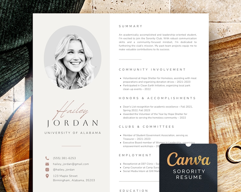 Op de afbeelding: Een cv-sjabloon voor een studentenvereniging met een foto van een lachende vrouw. Het cv bevat secties voor samenvatting, gemeenschapsbetrokkenheid, onderscheidingen, clubs, werkervaring en opleiding. Het Canva Sorority Resume-logo is zichtbaar.