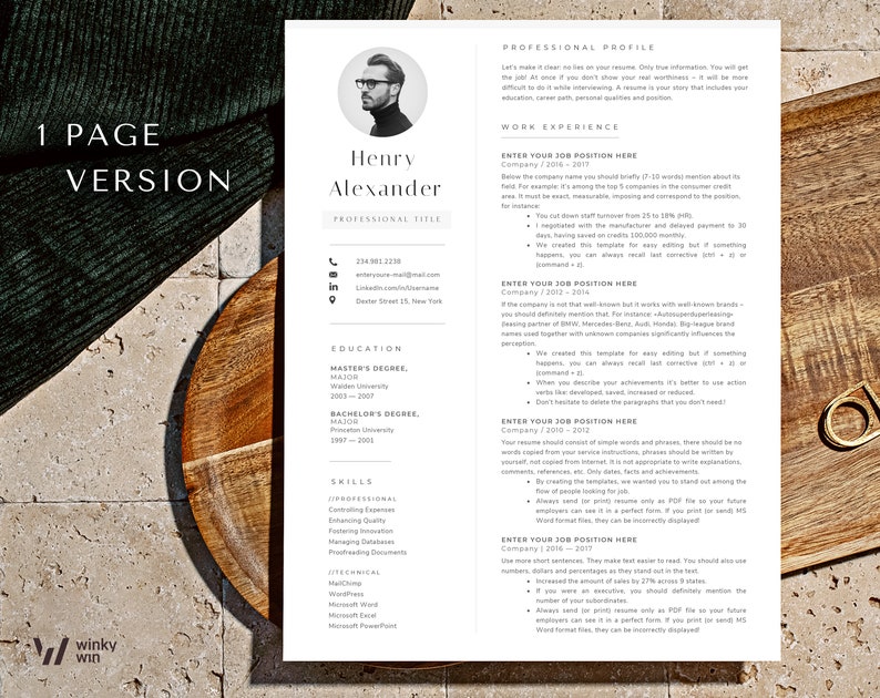 Pu&ograve; includere: Un modello di curriculum vitae in bianco e nero con una sezione di profilo professionale, una sezione di esperienza lavorativa, una sezione di istruzione e una sezione di competenze. Il curriculum vitae &egrave; progettato per un formato di una pagina e include una foto del candidato.