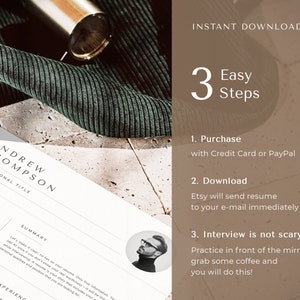 Puede incluir: Una plantilla de curr&iacute;culum con el nombre "Andrew Thompson" y el t&iacute;tulo "Professional Title" se muestra sobre una superficie de piedra. Tambi&eacute;n se ve el texto "Instant Download" y "3 Easy Steps". Un tejido verde y un objeto dorado est&aacute;n en el fondo.