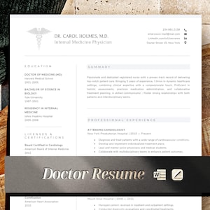 Puede incluir: Una plantilla de currículum vitae en blanco y negro para un médico con el título "Doctor Resume" en letras grandes, negritas y grises. El currículum incluye el nombre del médico, su información de contacto, su educación, su experiencia profesional, sus licencias y certificaciones, y un resumen de sus cualificaciones.