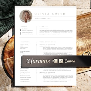 Può includere: Un cartello in legno rustico con la scritta "Welcome to our home" in lettere bianche. Il cartello presenta una finitura invecchiata, ideale per l'arredamento dell'ingresso.