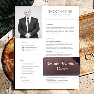 Op de afbeelding: Een rustiek houten bord in het wit met de handgeschreven tekst "Welcome". Het bord heeft een verweerde uitstraling en een decoratief bloemmotief. Perfect voor een voordeur of hal.