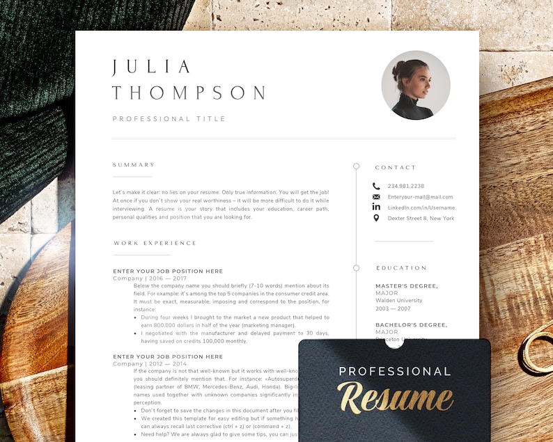 Puede incluir: Una plantilla de curr&iacute;culum vitae en blanco y negro con texto dorado que dice "Curr&iacute;culum Profesional". El curr&iacute;culum es para Julia Thompson e incluye secciones para resumen, experiencia laboral, educaci&oacute;n e informaci&oacute;n de contacto.