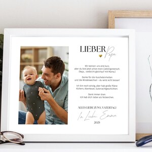 Może przedstawiać: Biała oprawiona grafika ze zdjęciem ojca i dziecka, z niemieckim tekstem. Tekst zawiera "LIEBER Papa" i wiadomość od "Emmy" z 2025 roku. Rama jest biała, a grafika jest wyświetlana na białej powierzchni.
