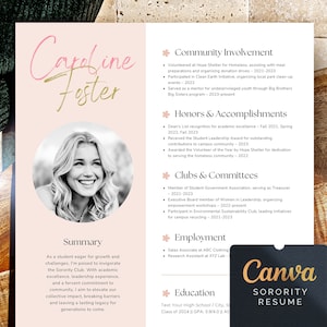 Könnte beinhalten: Eine rosa und goldene Lebenslaufvorlage mit einem Foto einer lächelnden Frau. Der Lebenslauf listet den Namen der Frau, "Caroline Foster", auf und hebt ihre ehrenamtliche Tätigkeit, Auszeichnungen und Leistungen, Clubs und Ausschüsse, Beschäftigung und Ausbildung hervor. Der Lebenslauf enthält auch einen zusammenfassenden Abschnitt, in dem die Frau ihre Fähigkeiten und Erfahrungen beschreibt.