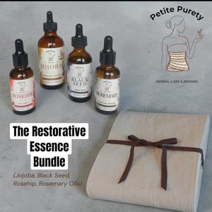 Könnte beinhalten: Vier braune Glastropfflaschen mit Etiketten für Hagebutten-, Jojoba-, Schwarzkümmel- und Rosmarinöl sowie ein gefaltetes beiges Stofftuch mit braunem Band. Der Text lautet Petite Purety Herbal Care & Binding und The Restorative Essence Bundle.