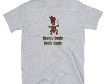 Op de afbeelding: Lichtgrijs t-shirt met een cartoon tiki figuur met een houten knots. De tiki is bruin, rood en geel. Onder de tiki staat de tekst "Boogie Oogie Oogie Oogie" in bruine letters. Het t-shirt is gemaakt van een zacht materiaal.