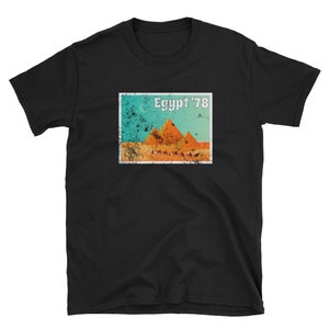 グレイトフル・デッド エジプト ’78 Tシャツ – ヴィンテージポストカードスタイル ジャムバンドTシャツ – 歴史的コンサートグラフィックシャツ – デッドヘッドギフト