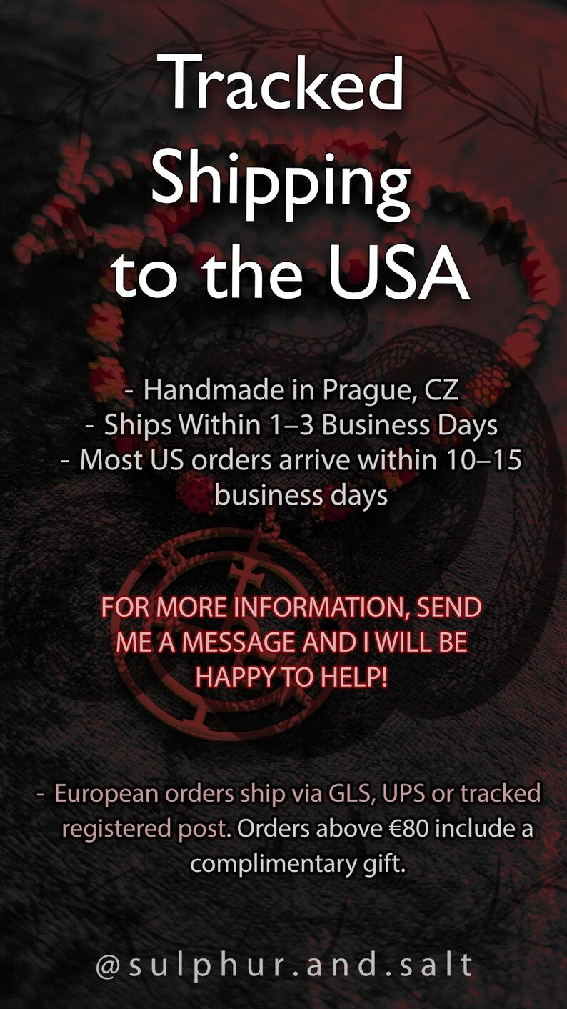 Op de afbeelding: Afbeelding met tekst: "Tracked Shipping to the USA." Extra tekst bevat informatie over handgemaakte items uit Praag, CZ, en verzendtijden. De afbeelding bevat ook een decoratieve hanger.