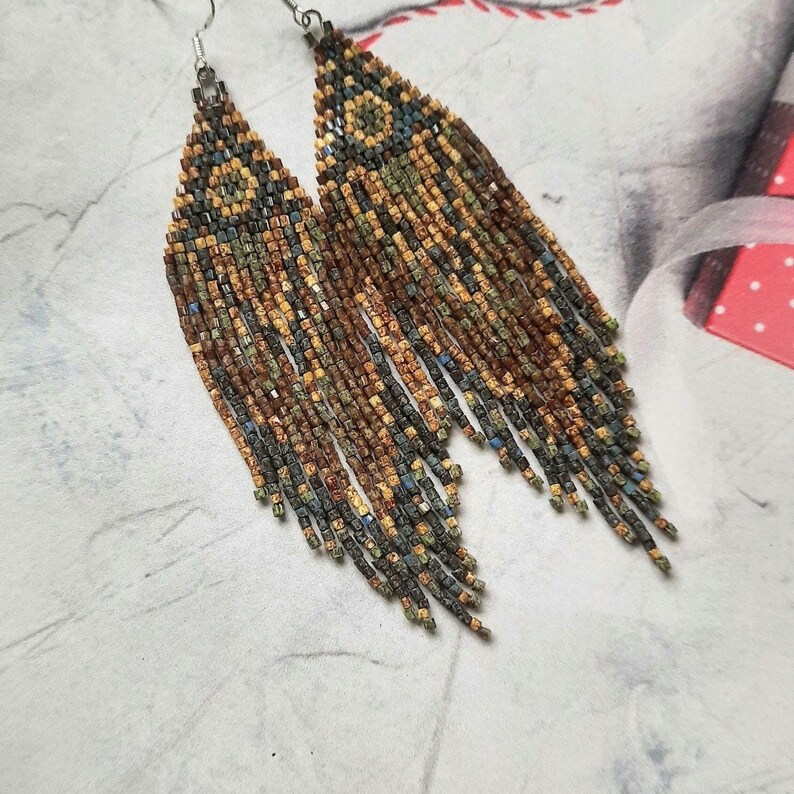 Beaded earrings with dangling threads