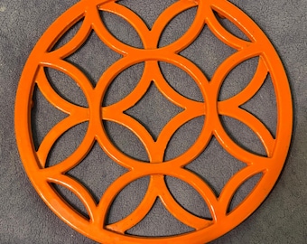 VTG vlamoranje geëmailleerde gietijzeren onderzetter ronde interlock cirkels 8"