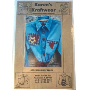 Puede incluir: Un paquete para un patrón de bloque de edredón. La imagen muestra una camisa vaquera azul claro con aplicaciones de bloques de edredón de corazón y estrella rojos. El paquete está etiquetado como "Karen's Kraftwear" y contiene el texto "Patterns for every season".