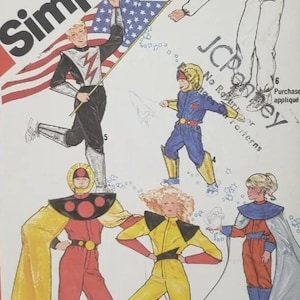 Puede incluir: Un sobre de patrón de costura Simplicity con ilustraciones de varios disfraces con temática espacial. Los diseños incluyen un traje de astronauta blanco, un uniforme blanco y negro con una bandera, un mono azul y conjuntos rojos y amarillos con capas.