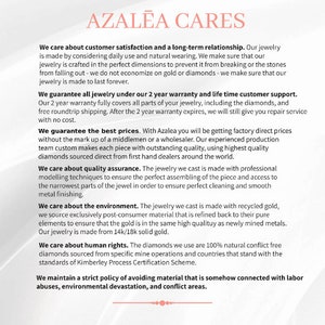 以下が含まれることがあります： 白い背景に「AZALEA CARES」と書かれたテキスト。テキストは、顧客満足度、品質、ダイヤモンドやリサイクルゴールドを含むジュエリー材料の倫理的な調達に対する同社の取り組みについて説明しています。
