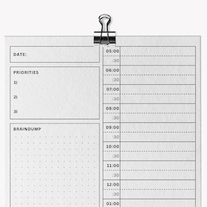 Peut inclure: Un agenda quotidien noir et blanc avec des sections pour "Date", "Priorités" et "Braindump". L'agenda a un horaire de 5h00 à 13h00 avec des incréments de 30 minutes.