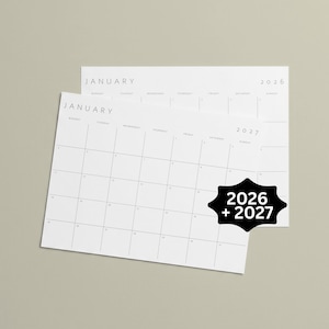 以下が含まれることがあります： 2 つの白い月間カレンダー。1 つがわずかに重なっています。 上部のカレンダーは 2026 年、下部のカレンダーは 2027 年を表示しています。 各カレンダーの上部には「1 月」の文字があります。 「2026 + 2027」というテキストが入った黒いステッカーが右下にあります。