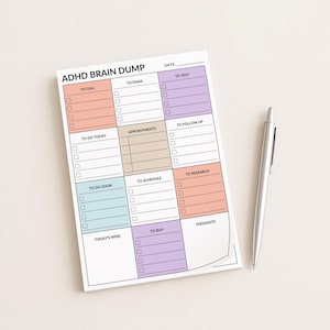 Op de afbeelding: Een rechthoekig ADHD Brain Dump notitieblok met een witte achtergrond en gekleurde secties in perzik, lichtblauw, beige en lavendel. Het blok bevat kopteksten zoals To Call, To Email, To Text, To Do Today, Appointments, To Follow Up, To Do Soon, To Schedule, To Research, Today's Wins, To Buy en Thoughts, vergezeld door een zilveren pen.