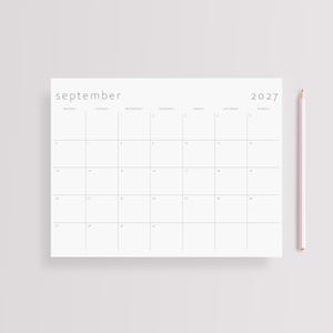 Peut inclure: Une page de calendrier mensuel blanche pour septembre 2027 avec une grille pour les jours de la semaine et un crayon rose clair positionné verticalement sur le côté droit. Le texte indique september et 2027 en police sans empattement.