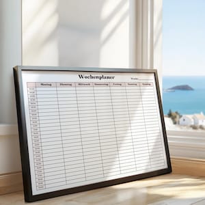 Gedruckter Wochenplaner auf weißem Papier mit Montag bis Sonntag Spalten und halbstündlichen Zeitfeldern, minimalistisches Layout mit dünnen Linien und zart rosa Überschriften, fotografiert auf neutralem Hintergrund.
