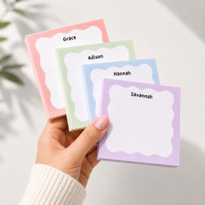 Può includere: Una pila di quattro blocchetti di foglietti adesivi quadrati nei colori pastello rosa, verde chiaro, azzurro e viola chiaro. Ogni blocchetto presenta un bordo bianco smerlato ed è personalizzato con i nomi Grace, Adison, Hannah e Savannah.