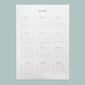 Calendario imprimible de un vistazo del año 2026 • Año completo en una página • A4, A3, Carta de EE. UU., Tabloide • Descarga en PDF • Inicio minimalista de lunes y domingo