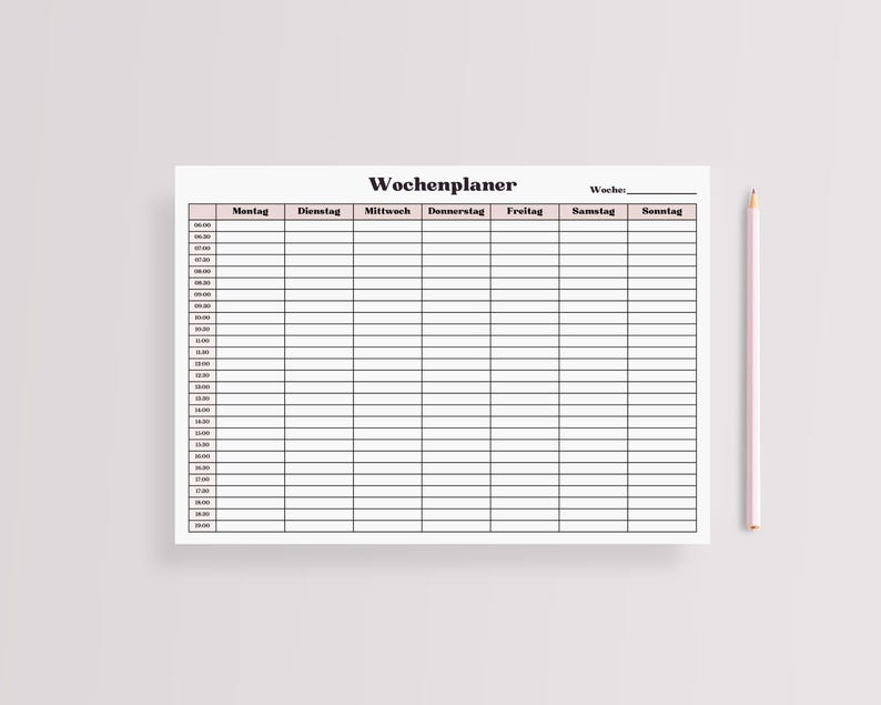 Minimalistischer Wochenplaner mit Uhrzeiten, horizontales Layout mit halbstündigen Zeitslots für jeden Tag der Woche, dünne graue Linien und pastellrosa Kopfzeilen, flach fotografiert.