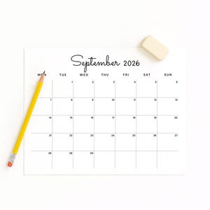 Könnte beinhalten: Ein minimalistischer Kalender für September 2026 mit einem gelben Bleistift und einem beigen Radiergummi. Der Kalender ist auf weißem Papier gedruckt und hat ein schlichtes, klares Design mit schwarzem Text. Der Bleistift hat einen rosa Radiergummi.