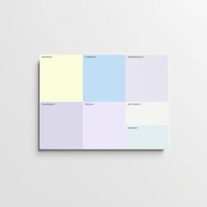 Op de afbeelding: Een rechthoekige weekplanner met pastelkleurige kleurblokken voor elke dag van de week. De dagen zijn gelabeld in een eenvoudige schreefloze lettertype. De kleuren zijn geel, blauw, paars en groen.