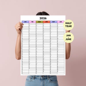 Puede incluir: Un gran calendario semestral blanco de 2026 con columnas mensuales y filas diarias. Los meses están codificados por colores en rosa, verde, naranja y azul. Las palabras "HALF YEAR" y "JAN - JUNE" están en círculos amarillos.