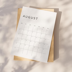 Ein ausgedruckter deutscher 2026 Kalender mit einem Monatsblatt in minimalistischem Design, A4-Format, schwarze Schrift auf weißem Papier, flach auf hellem Untergrund fotografiert.